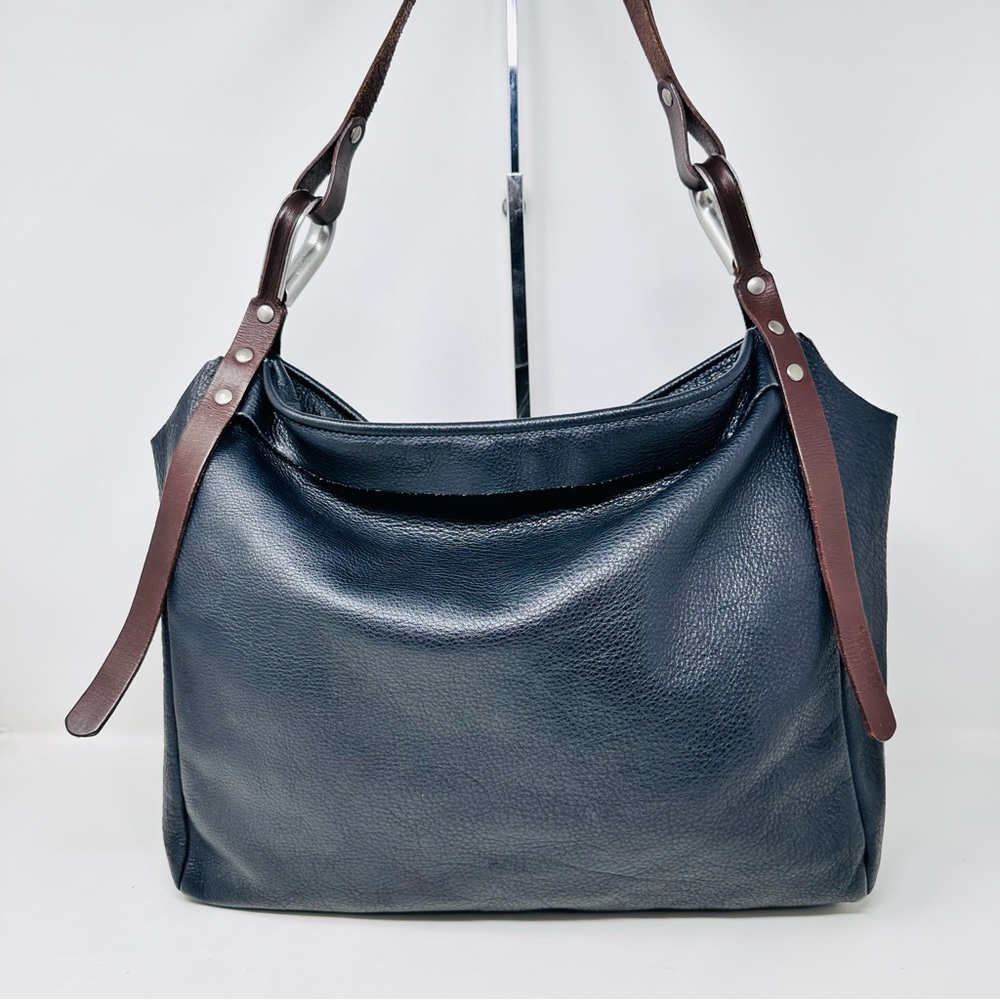 Dean. B29 Zip top stainless thimble Crossbody Bag